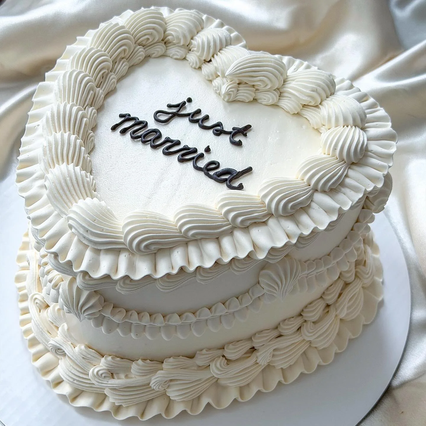 Wedding season is here and booking up fast 🤍 Submit your inquiry through the link in my bio before spots run out! I&rsquo;d love to be a part of your big day 💌 #vancouver #weddingcakes #customcakes