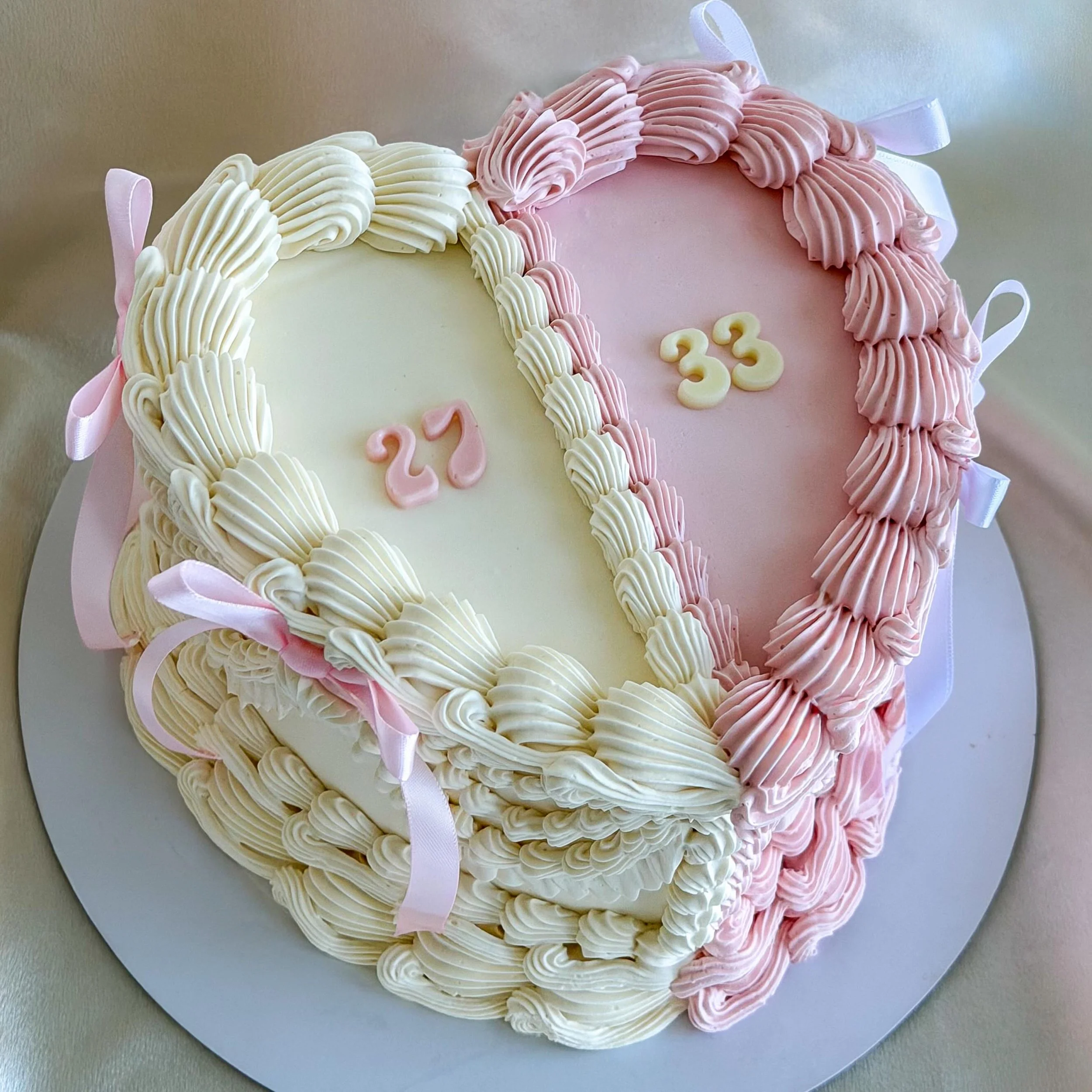 Half &amp; half, perfect for celebrating two birthdays at once 🩷 #customcakes #vancouver