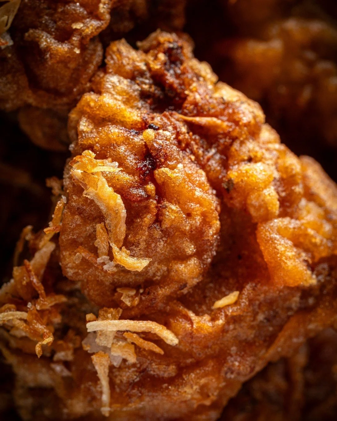 Hat Yai fried chicken, extra crispy. Topped with fried shallots and served with ripe papaya chili sauce. A southern Thai classic done right.

🔗 Reservations via link in bio.
💬 LINE: somabangkok

#SOMABangkok #ThaiSocialKitchen #HatYaiFriedChicken #