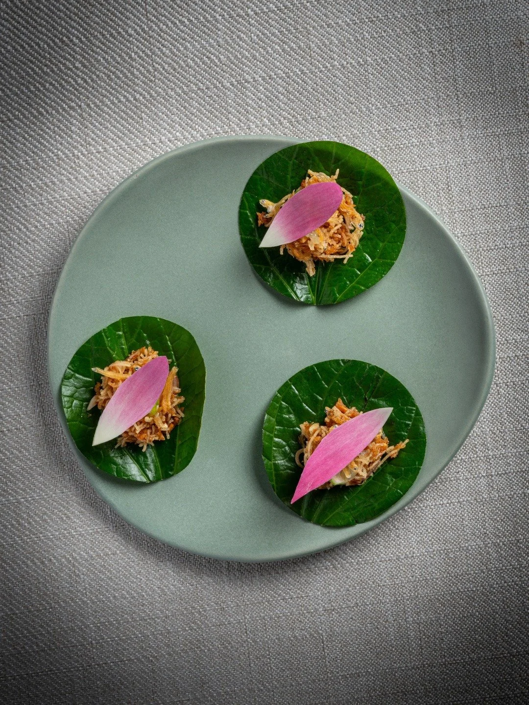 Crispy rice noodles in caramelized passion fruit sauce, served on betel leaf. A sweet, tangy, and crunchy bite in one. 

🔗 Reservations via link in bio.
💬 LINE: somabangkok

#SOMABangkok #ThaiSocialKitchen #BetelLeafBite #PassionfruitCrunch
