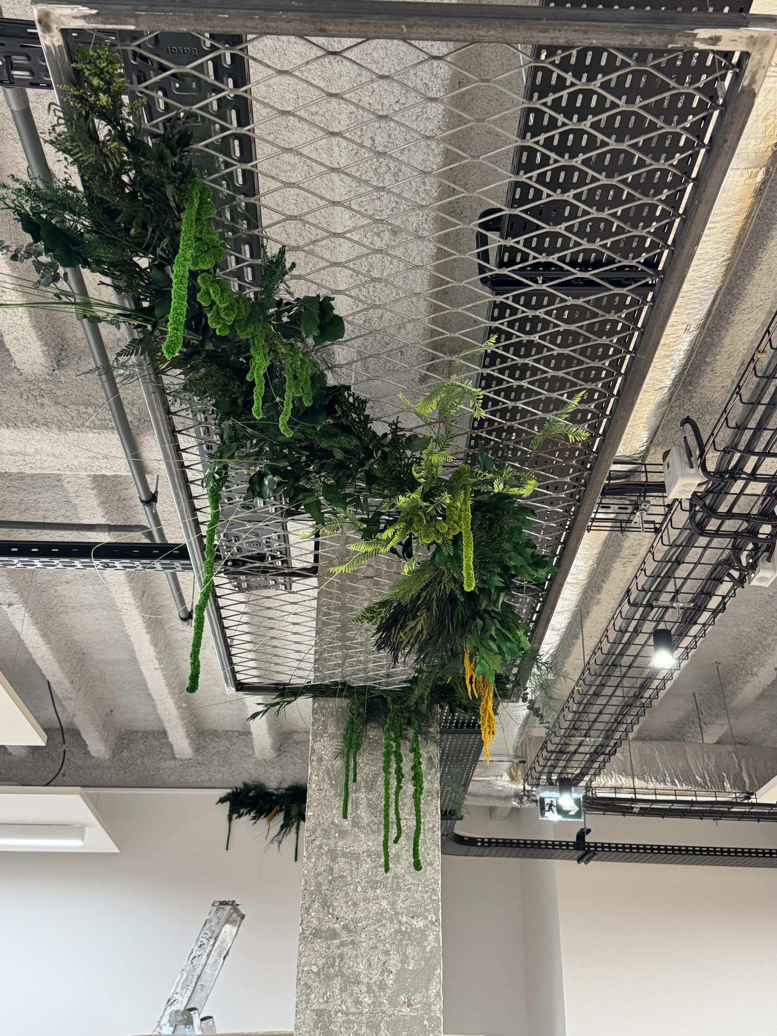 Création végétale sur mesure suspension métal industrielle