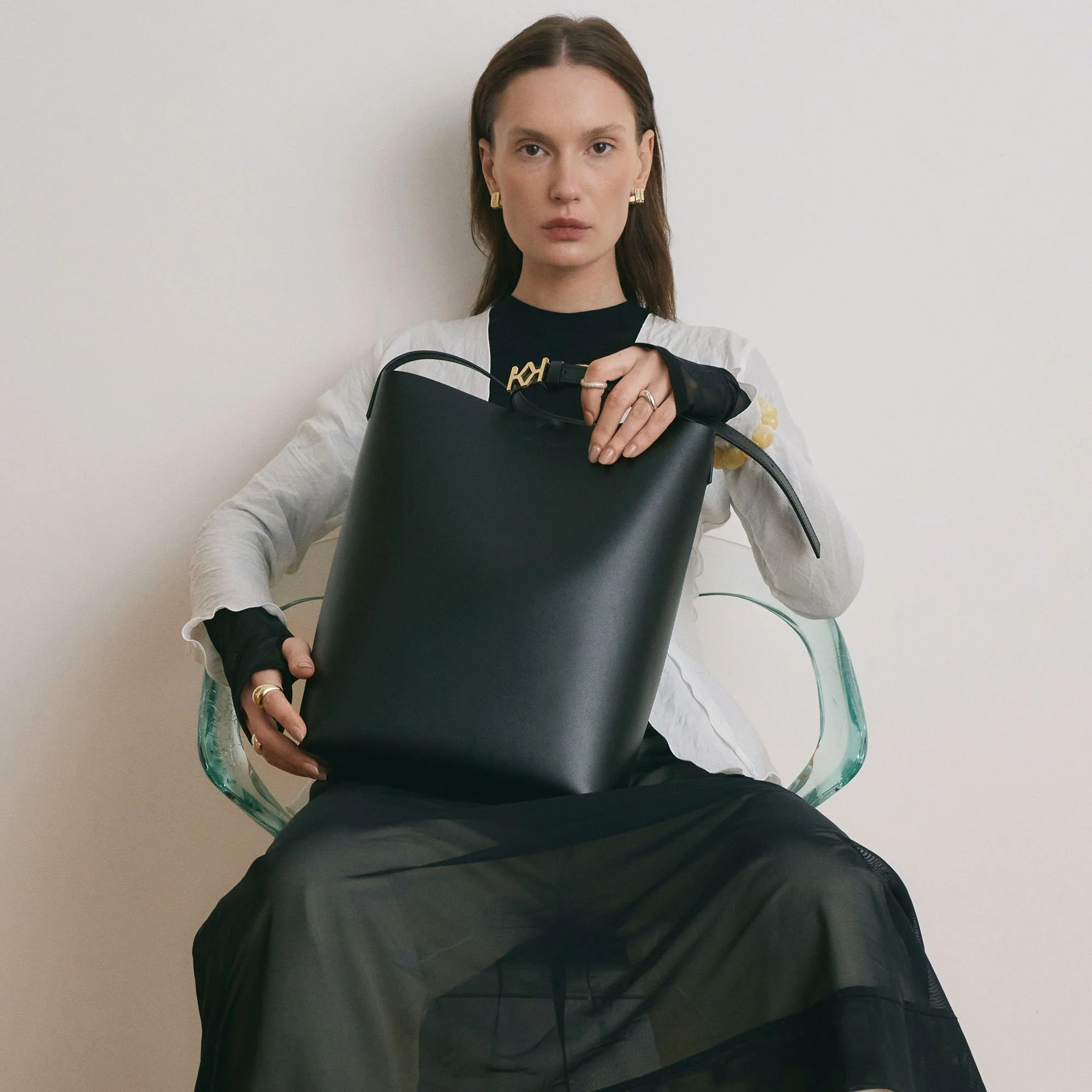 Tofi Tote Balck model 02 web.jpg
