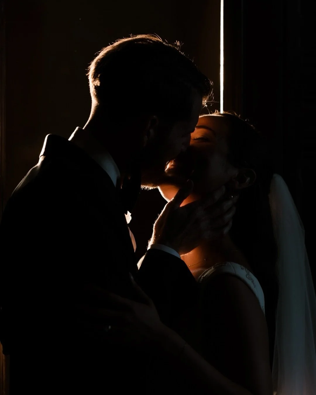 Karina and Jay&rsquo;s wedding at Forte da Cruz, in Estoril, was truly unforgettable. The warm sunlight pouring through the castle felt like something straight out of a Hollywood studio, soft, golden and cinematic. And then the blue hour by the beach