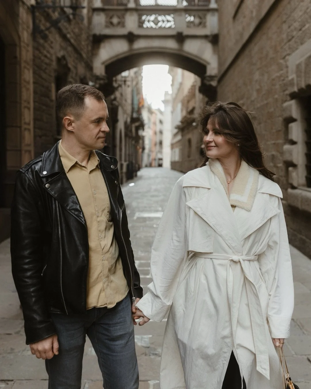 Lost in the shadows and soft light of the Gothic Quarter, where every narrow street feels like a movie scene.

This session was also a special collaboration, shared and created together with my friend @brunomoreira_photography