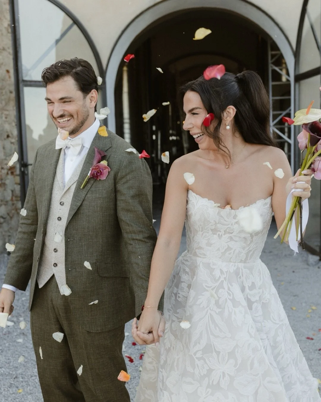 Surrounded by vineyards and the warm light of Alentejo, Samuel &amp; In&ecirc;s celebrated their day in a way that felt effortless, elegant and deeply personal.

A few frames from a truly special wedding at @fitapreta.vinhos .

Venue: @fitapreta.vinh