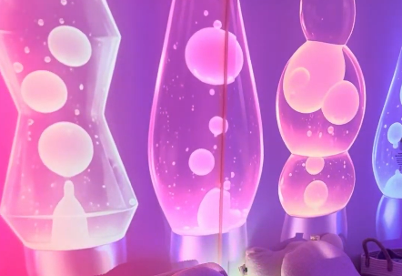 Approche Snoezelen : Un fond avec des jeux de lumières et de couleurs éveillent et calment l'esprit