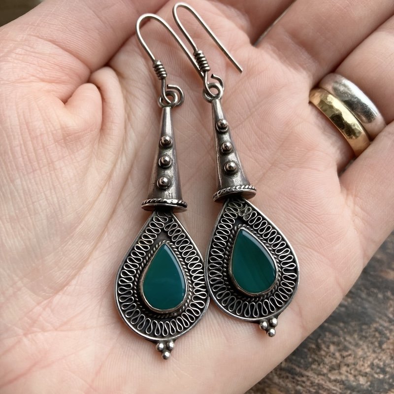 vintage balinese sterling silver and green chalcedony earrings 4.jpeg