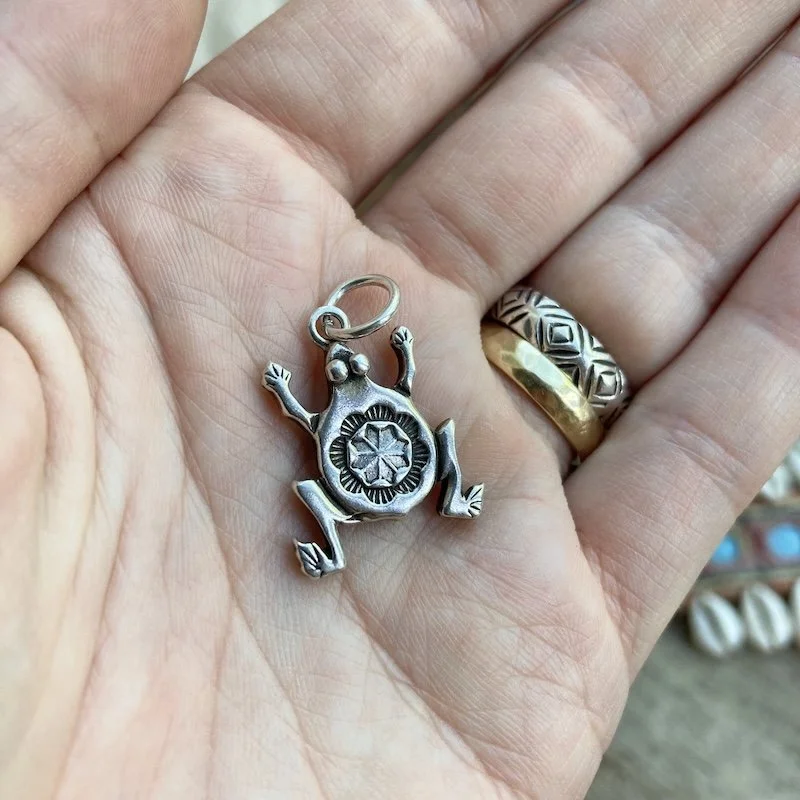 vintage Navajo sterling silver frog pendant 3.jpeg