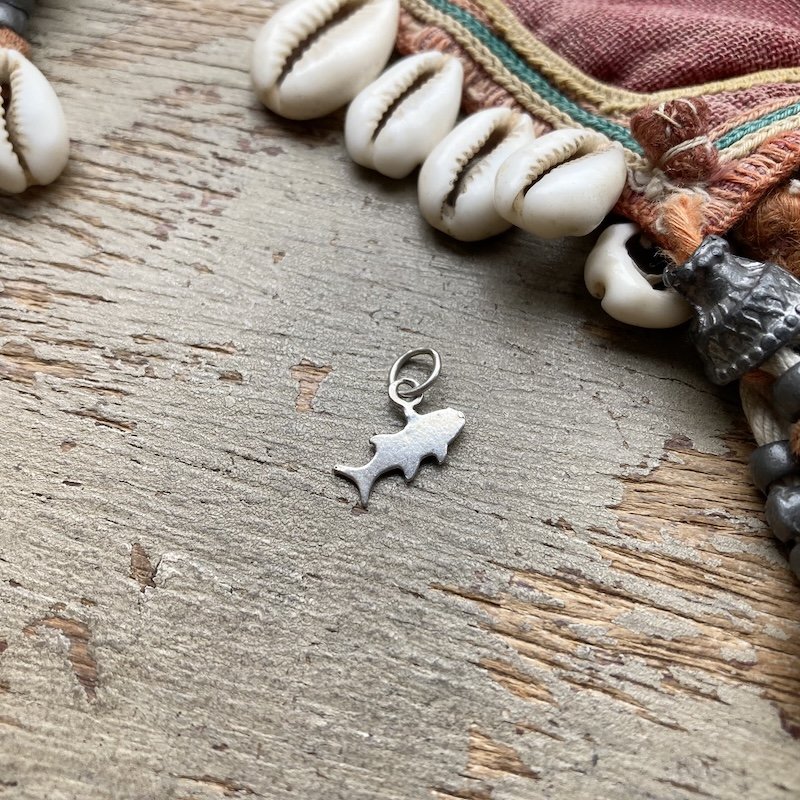 tiny vintage sterling silver fish pendant 3.jpeg