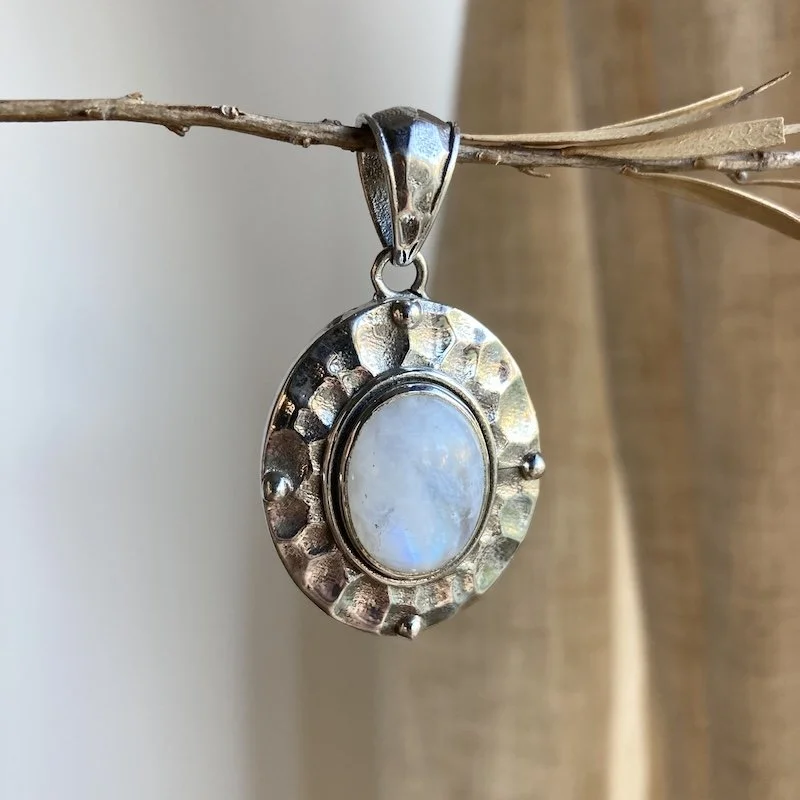 vintage sterling silver rainbow moonstone pendant 5.jpeg