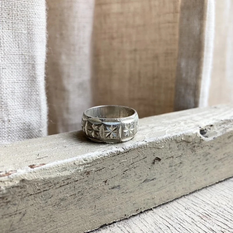 vintage sterling silver sunburst engraved ring 1.jpeg