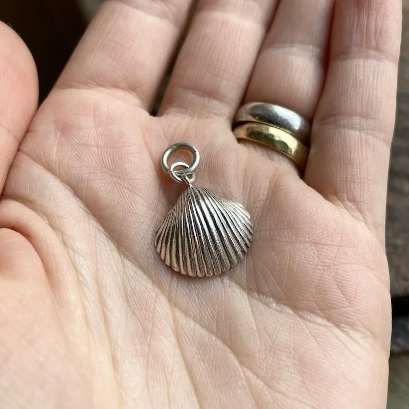 vintage sterling silver shell pendant 3.jpeg