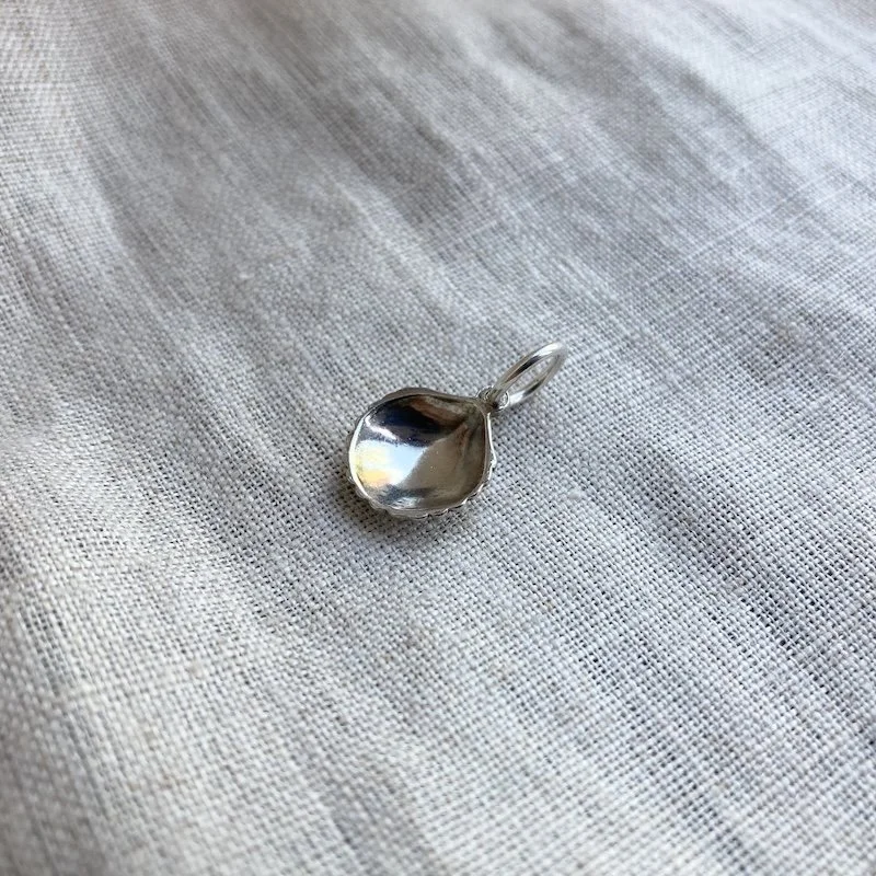 vintage sterling silver cockle shell pendant 3.jpeg