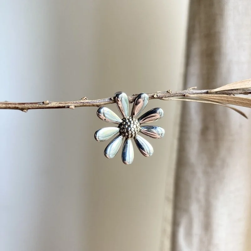 sterling silver daisy pendant 3.jpeg