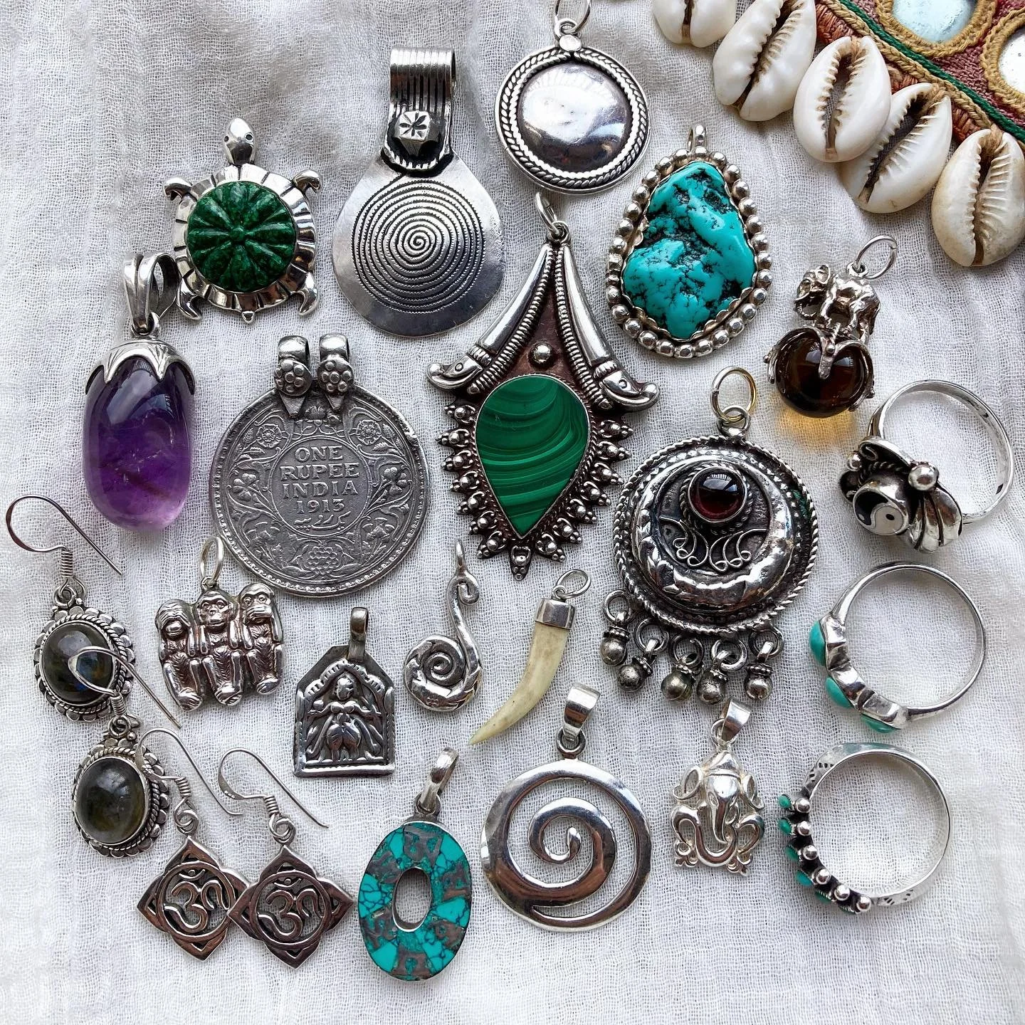 Today&rsquo;s offerings ✨

A lovely little collection of hand-picked vintage beauties 🌀 All available online now! 🌞🌿🌙

#vintagejewellery #jotd #jewellerycollection #bohojewels #bohemianjewellery #handpickedjewellery #sterlingsilverjewellery #silv