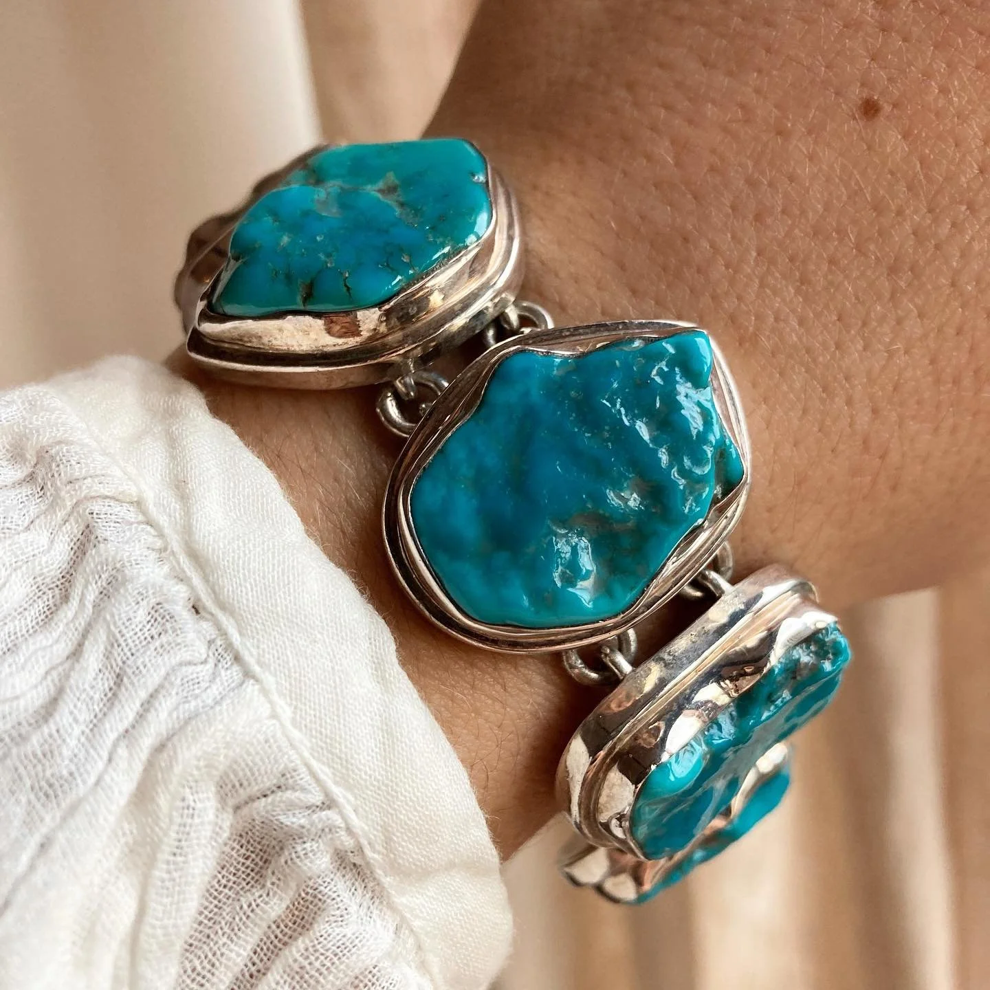 The most beautiful turquoise bracelet I&rsquo;ve ever seen for #turquoisetuesday 😍 I cannot tell you how hard it is to not keep this one!! 🙈 

Incredible large nuggets of natural turquoise set in heavy solid silver ~ a super special piece 🌿 availa