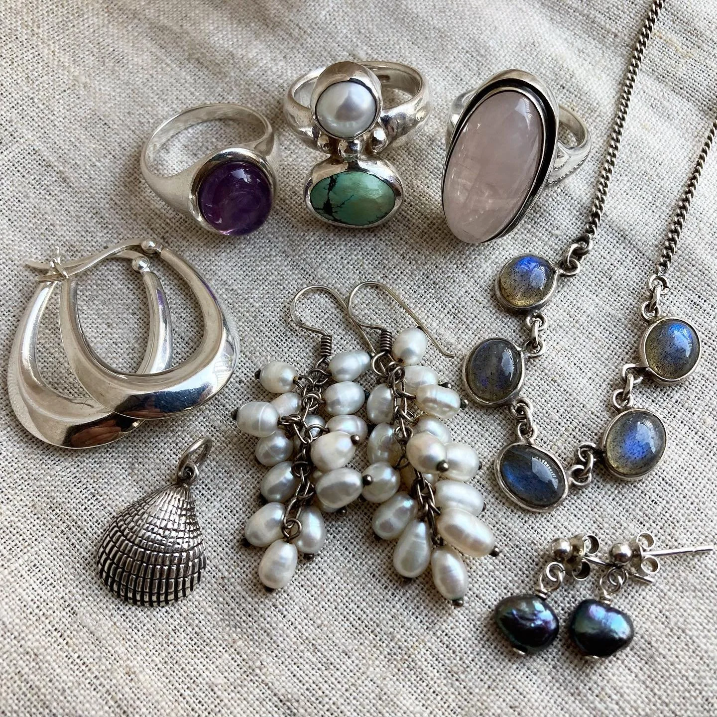 A little handful of dreamy treasures just listed ☁️🫧

All 925 sterling silver and hand-picked with love 🤍 just one of each available as always 🌙

Find them all online now! ✨

#dreamyjewellery #dreamyvibes #silverjewellery #vintagejewellery #crysta