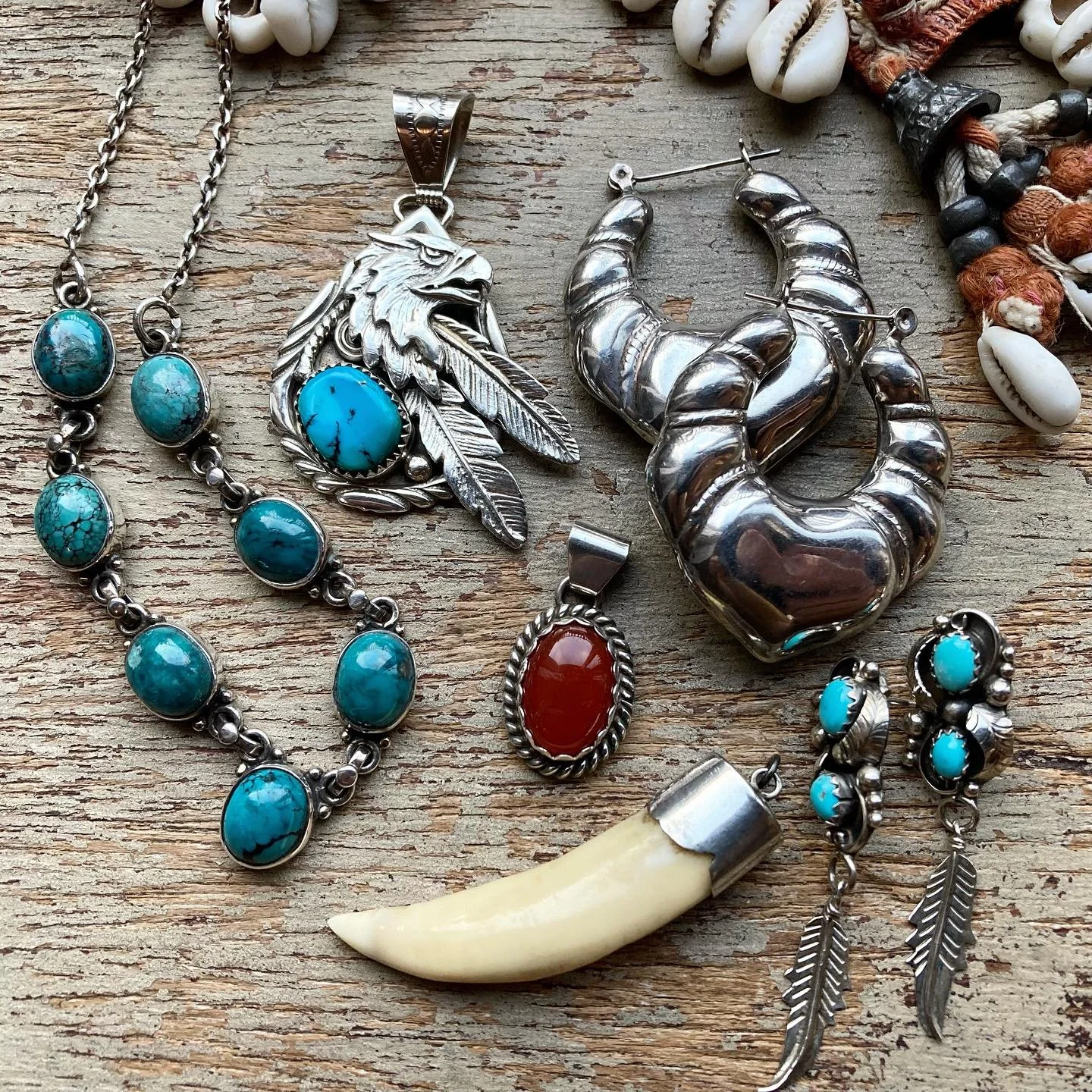 Extra special jewels just listed ~ some of my favourites from a recent buying trip! 😍 Lots of beautiful turquoise and the hoops are absolute 🔥 

All online now! 💫

#vintagejewellery #vintagejewelry #bohojewels #southwesternjewelry #jotd #bohemianj