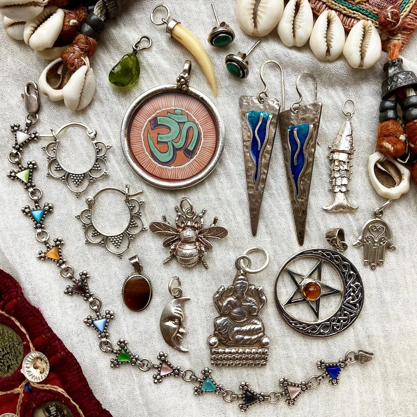 A colourful little bunch of beautiful vintage treasures 🌞🌼🪷🌸🦚

Some of my favourites from my latest buying trips! ✨

Just one of each piece available as always ~ find them all online now! &hearts;️

#vintagejewellery #vintagejewelry #silverjewel