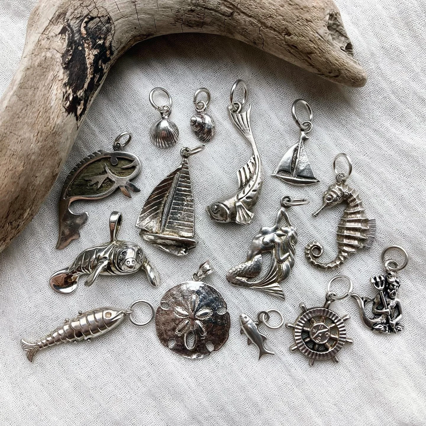 A little collection of lovely seasidey treasures just listed 🌊 

All 925 sterling silver and individually hand-picked with love ⛵️ 

Find them all online now! 🐚 

#seasidejewellery #natureinspired #natureinspiredjewellery #silverjewellery #silverch