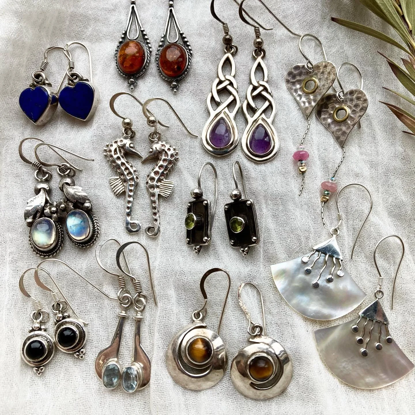 The prettiest vintage sterling silver earrings just added ✨☁️🌙

With the dreamiest stones and crystals 🌿

All online now! 🌞

#silverearrings #vintageearrings #silverjewellery #vintagejewellery #dreamyvibes #fairycore #dreamyaesthetic #crystaljewel