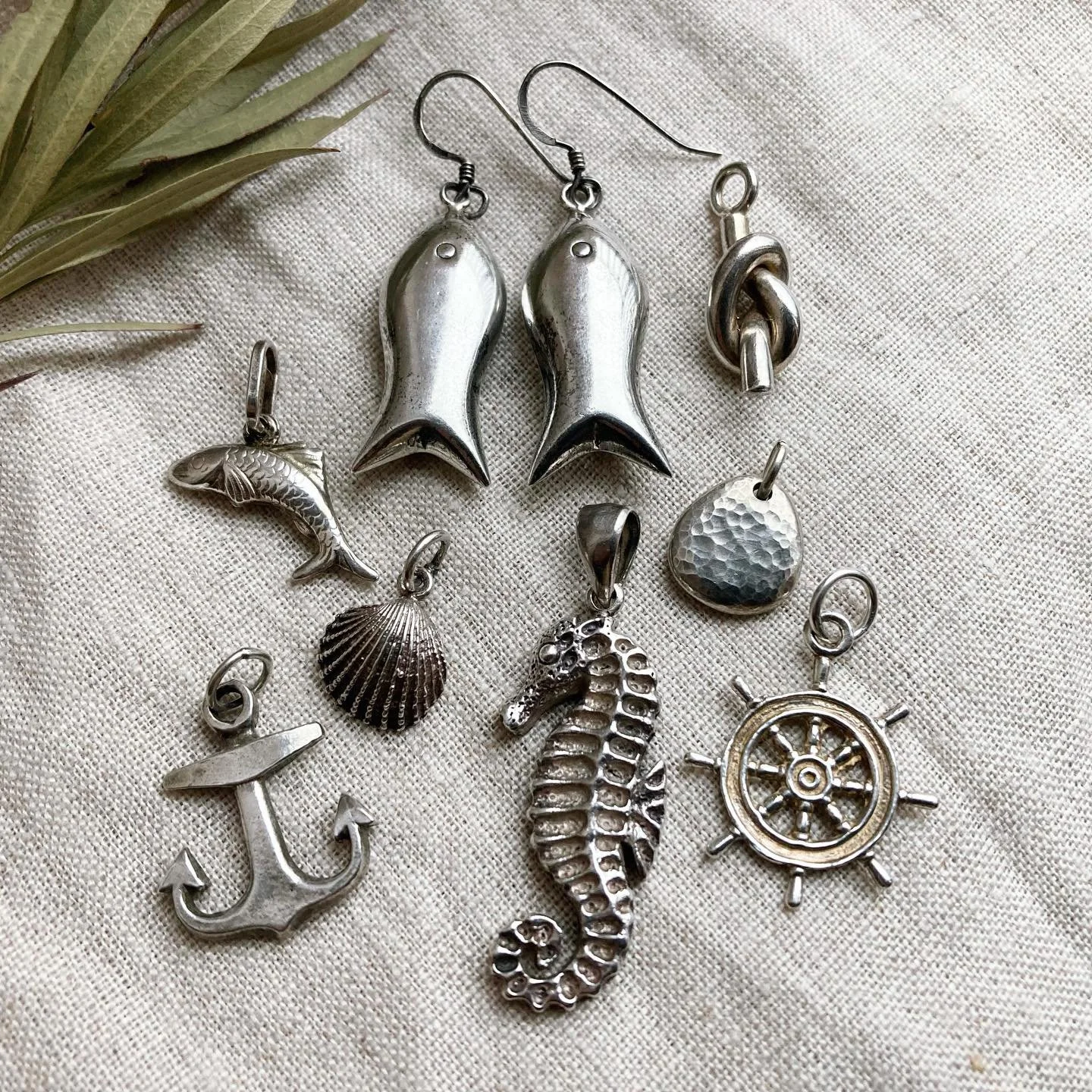 ⛵️A few precious seasidey treasures just added 🐚 

Vintage 925 sterling silver, individually handpicked with love as always, and shipped to you in 100% plastic-free packaging 🌊

Find them all online now! 🪸🐠 

#vintagejewellery #natureinspiredjewe