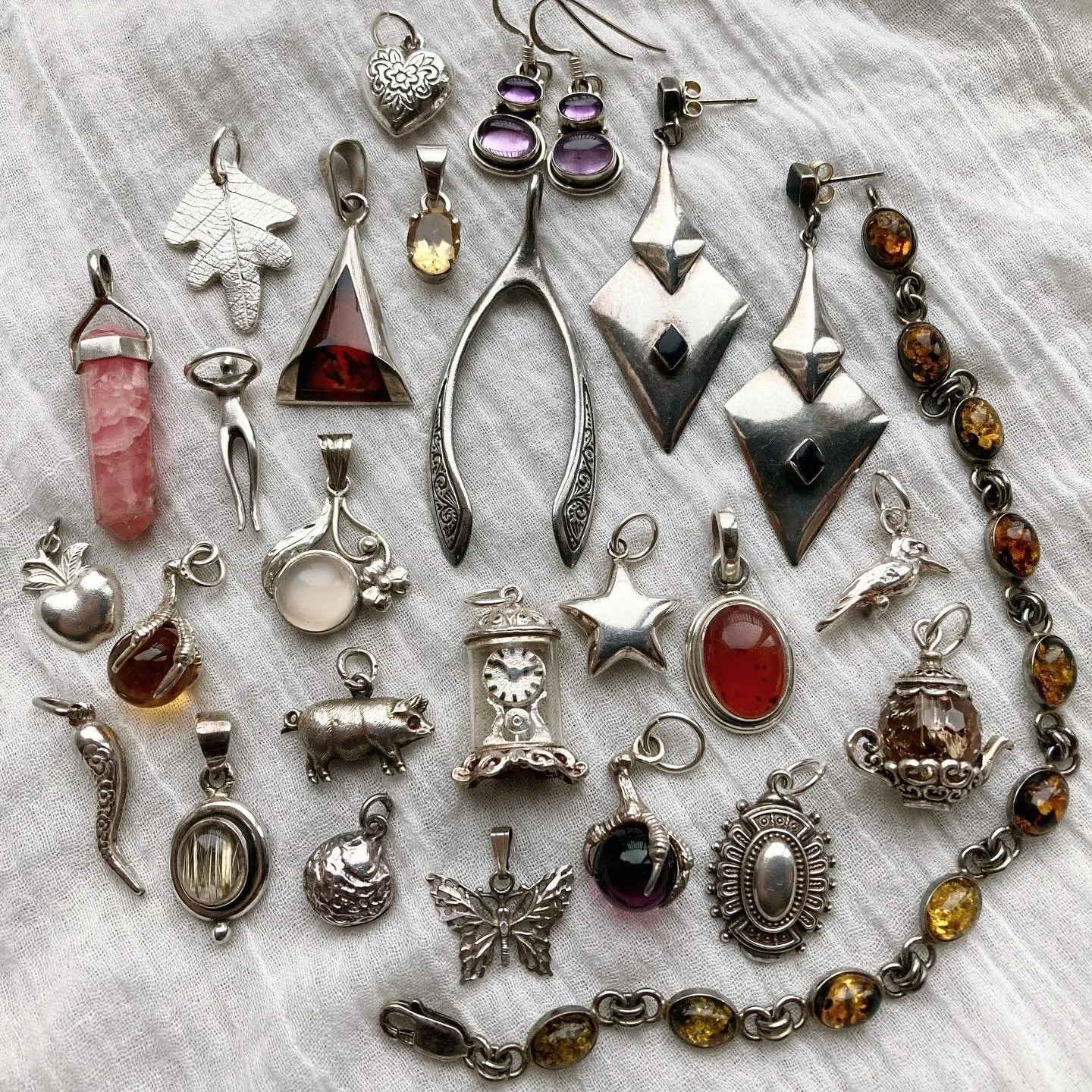 Now LIVE ✨☁️🕯️ 

A whole host of beautiful dreamy vintage silver jewels have just made their way online 🌞

Individually hand-picked, lovely secondhand treasures ~ the perfect sustainable and earth-friendly gifts for loved ones (or yourself!) 🌿

Fi