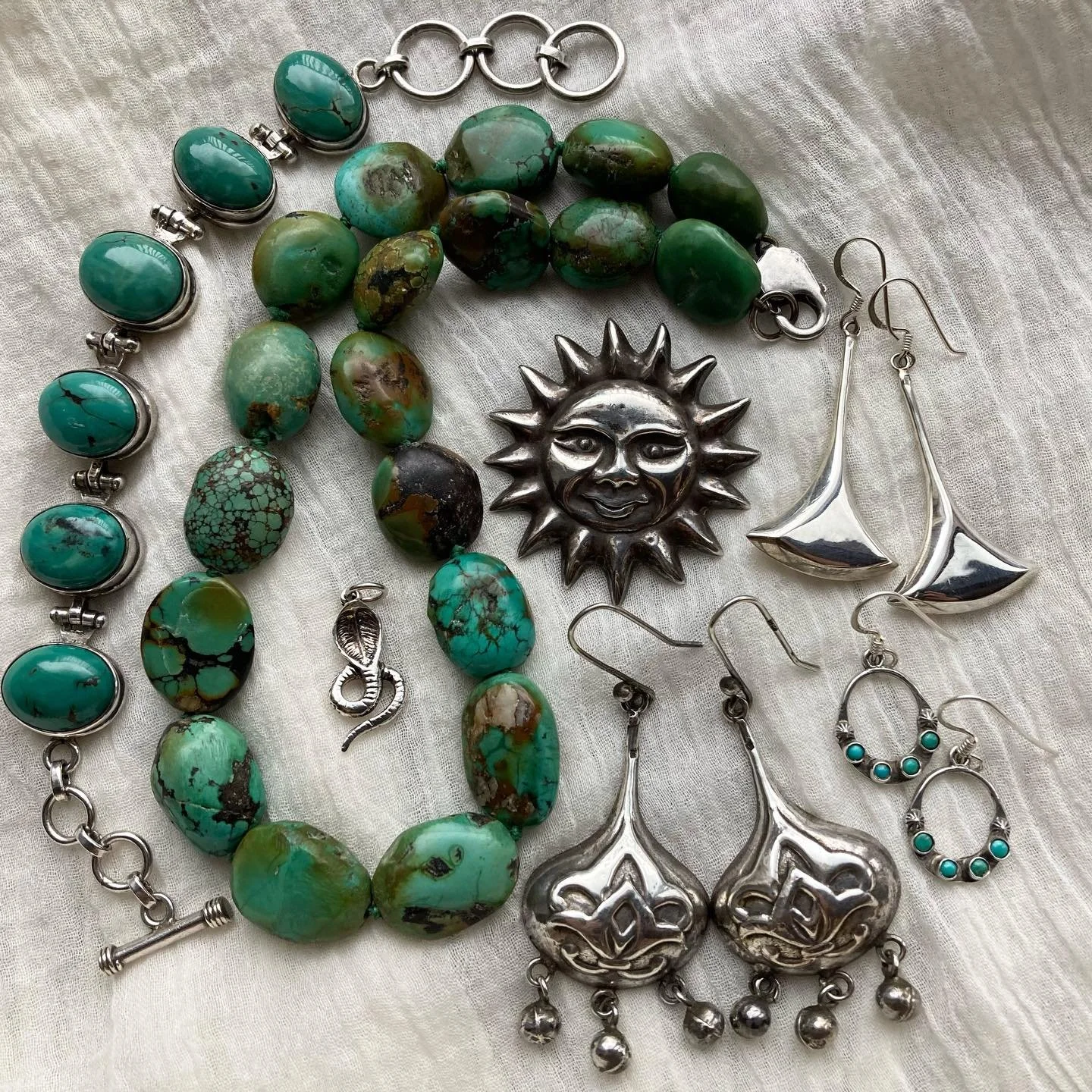 A little collection of some extra-special finds and some beautiful turquoise 😍🦋🌿
The necklace 🥹🔥 
All online now and awaiting new homes ~ sending you all heaps of love as always! ✨ 

#silverjewellery #vintagejewellery #turquoiseandsilver #turquo