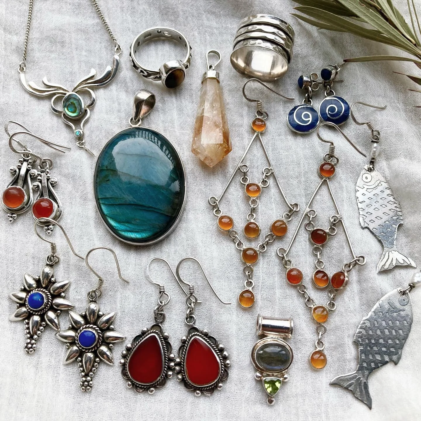 Another little collection of beautiful vintage jewels just added 🌸✨🌿 some really pretty stones and crystals in this bunch!🌙🌞
And the fish are so wonderful too! 🐠 

925 sterling silver, one of each available, handpicked with a whole lot of love &