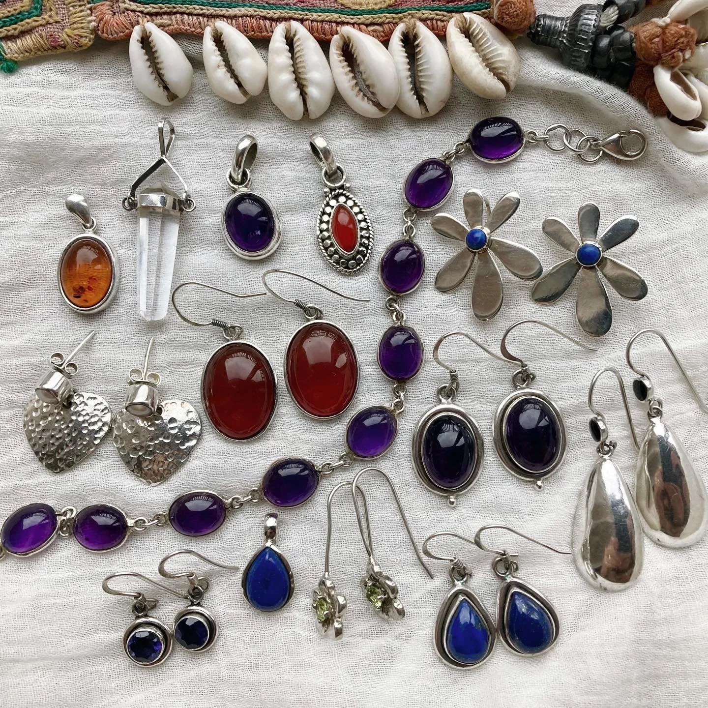 A few more beautiful treasures with wonderful stones and crystals 🌙✨🌟

I hope you&rsquo;re all starting to feel a bit festive! 🎄 We&rsquo;re decorating our tree and house today, making lots of tasty food and hiding away from the rain outside 🌧️ 
