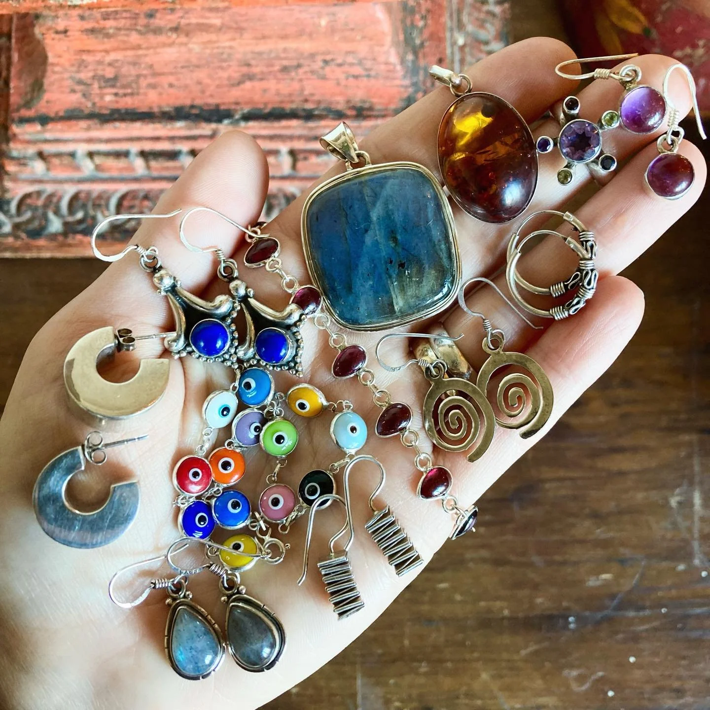 Morning wonderful people 🥰✨

Here&rsquo;s a little handful of vintage treasures to kick off the new year ~ it feels good to be getting back into listing items after a much needed break 🙏🏼 

All 925 sterling silver as always, handpicked with love, 