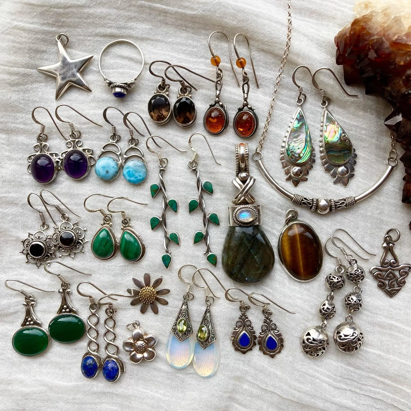 A little collection of dreamy vintage jewels just added ☁️🌙🌀✨🌿

Lots of beautiful crystal and gemstone earrings and some wonderful pendants too 😍

All individually hand-picked with love as always ✨ All 925 sterling silver, with only one of each p