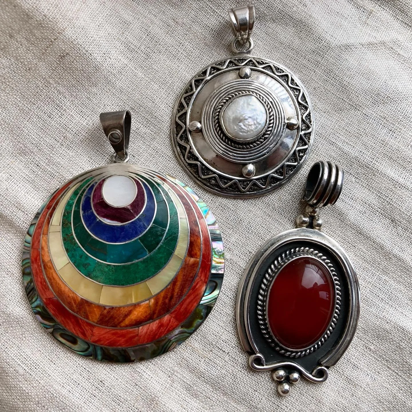 3 extra special vintage silver pendants just listed 🌈🦋🌿🌞✨

One with heavy silver and a large carnelian cabochon, one with ornate detailing and a dreamy biwa pearl, and a Peruvian treasure with the most wonderful rainbow stone and shell inlay 😍

