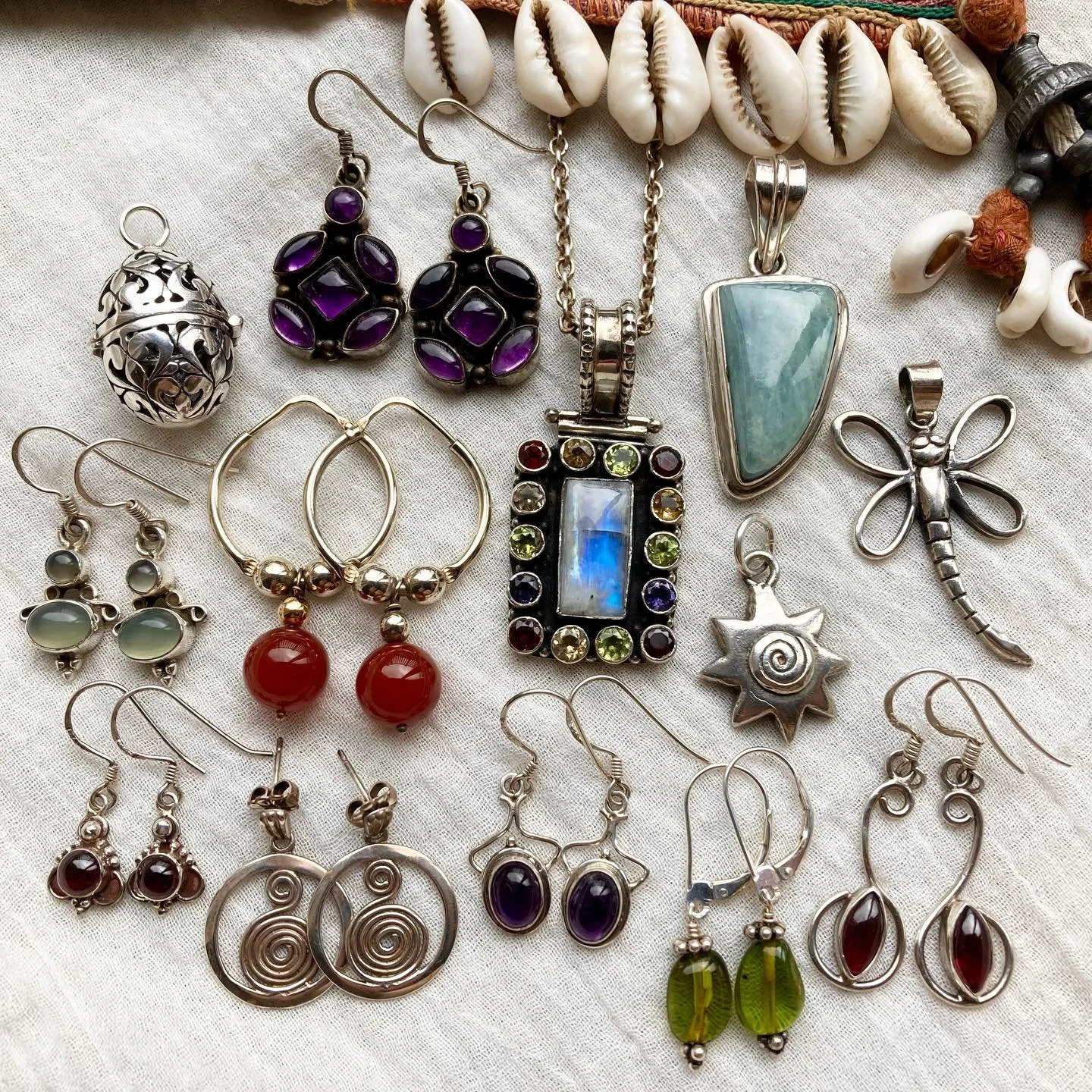 More beautiful jewels just landed! ✨🦋🌙

A wonderful rainbow of crystals and stones in this collection 🌈☁️ Just one of each piece available, which I think makes them extra special 🙏🏼

You can find them online now! 🌿🌸

#vintagejewellery #crystal