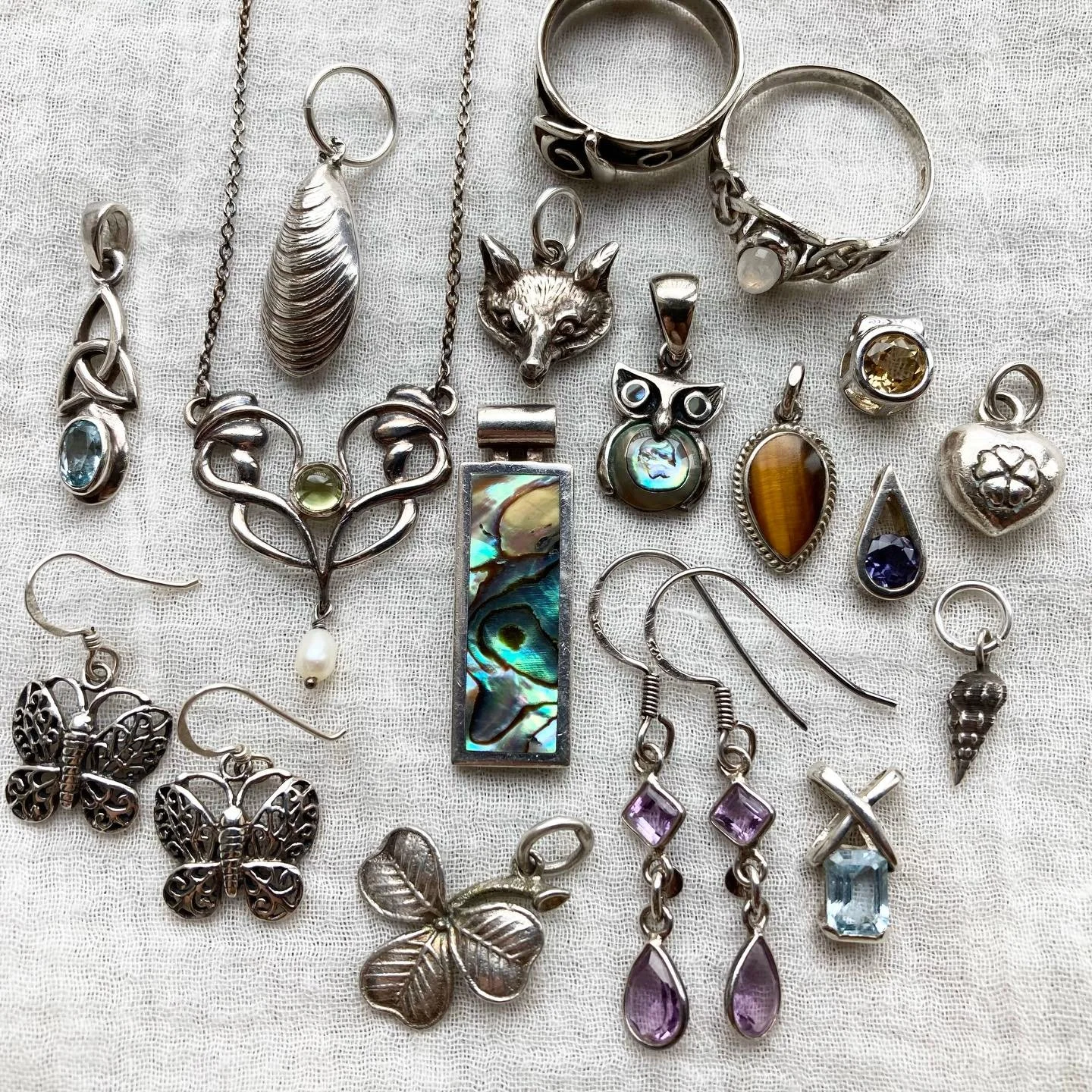 A little bunch of dreamy treasures to end the week ✨☁️🦋

Some beautiful sparkly stones and crystals, and wonderful naturally iridescent abalone shell 😍 Plus some wonderful nature-inspired pieces ~ I love the fox and owl so much! 🌿

Happy Sunday fo