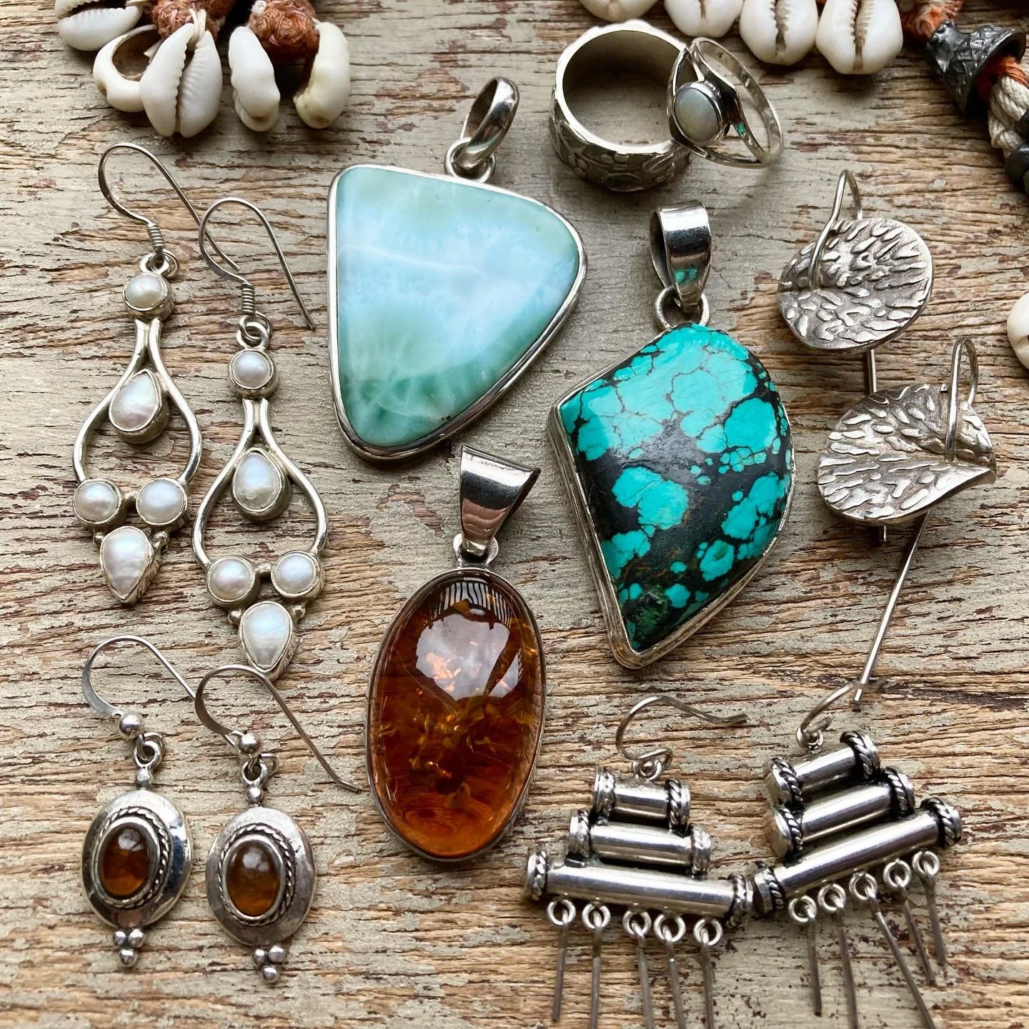 A handful of special treasures to start the week 🥰

Some gorgeous larimar, amber and turquoise 👌🏼

All handpicked, 925 sterling silver and only one of each piece available ✨ hope you like them! 

#vintagejewellery #silverjewellery #bohojewels #jew