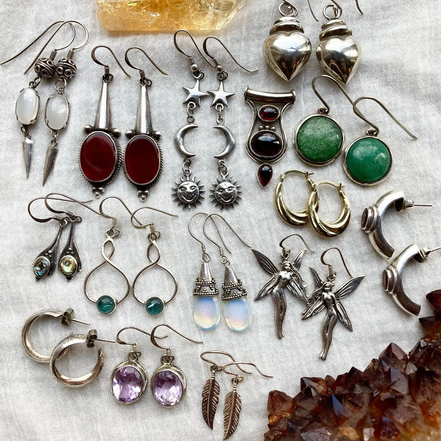 Sunday offerings 🙏🏼✨

Some beautiful treasures to hopefully add a little sparkle to what has been a very grey and gloomy weekend&hellip;when will this rain stop?! 😅 

All handpicked 925 sterling silver pieces with natural stones and crystals ✨🦋 Y