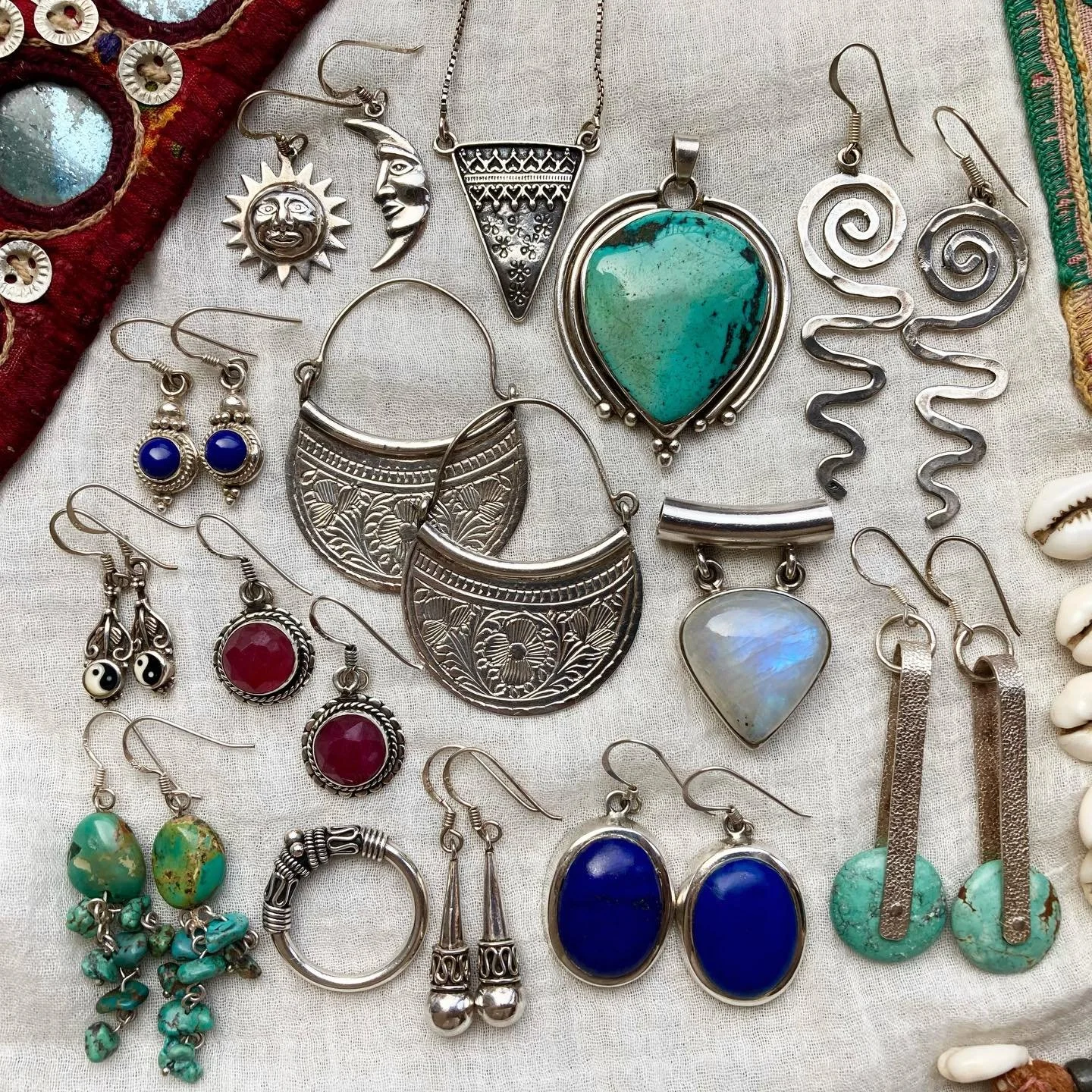 Another collection of lovely silver jewels just added ✨☁️ Lots of beautiful turquoise and some fabulous earrings 😍

All individually handpicked with love as always 🙏🏼 Hope you like them! All available online now 🦋

#turquoiseandsilver #vintagejew