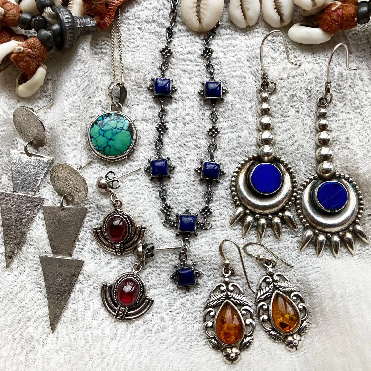 Friday evening offerings 🌞🙏🏼✨

Some real beauties here! The lapis earrings are absolute 🔥 and the turquoise necklace is a dream too 😍

Vintage handpicked 925 sterling silver ✨ All available online now! 🌀🌿

#vintagejewellery #bohojewelry #jewel