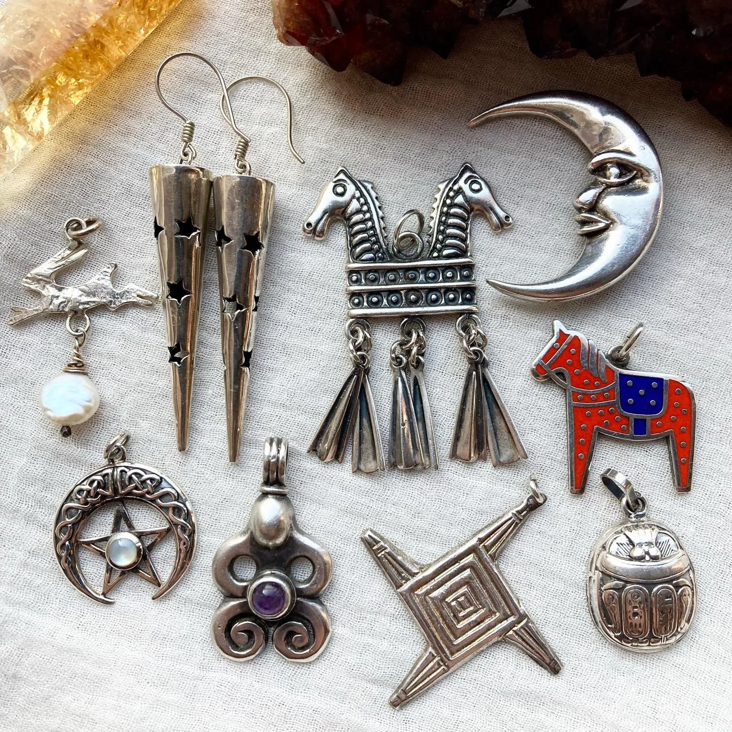 An extra special little collection of folklore-inspired treasures just listed 🕯️🌙✨

I absolutely adore the Brigid&rsquo;s cross, enamel horse and hare jumping over the pearly moon 🌝 

All vintage, handpicked with love and ready to find their new f