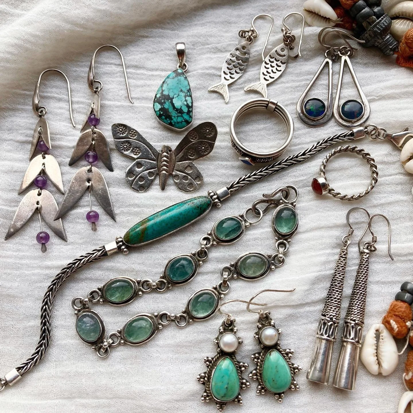A little bunch of dreamy treasures just listed ~ with some beautiful turquoise (my fave!) 😍🌿✨ 

As always, everything is handpicked and chosen with love, with only one of each piece available 🙏🏼🦋

Hope you love them as much as I loved finding th