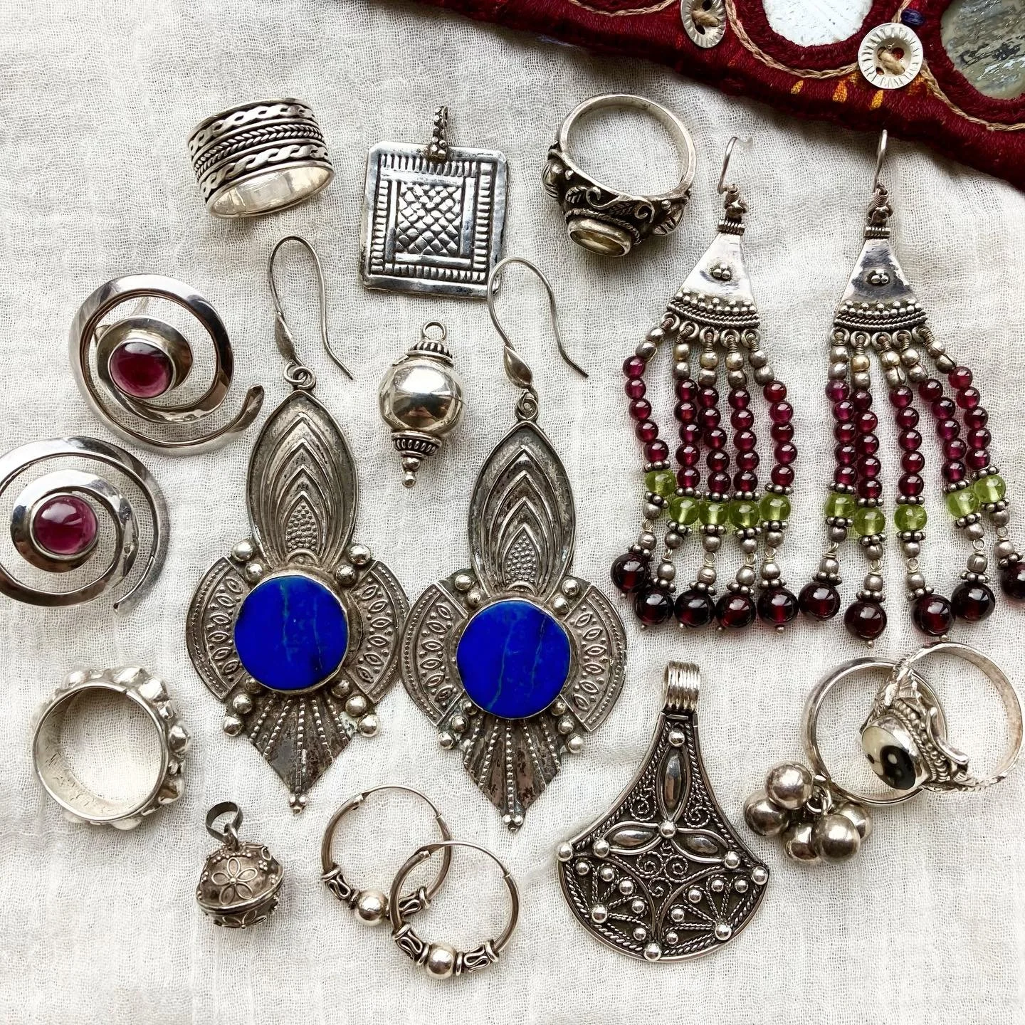 A little collection of some of my favourite finds from my latest sourcing trip 🌺🌙🌿

Beautiful garnets and lapis lazuli, plus some wonderful old Indian treasures and some amazing chunky rings 🌞

All 925 sterling silver, handpicked with love &heart