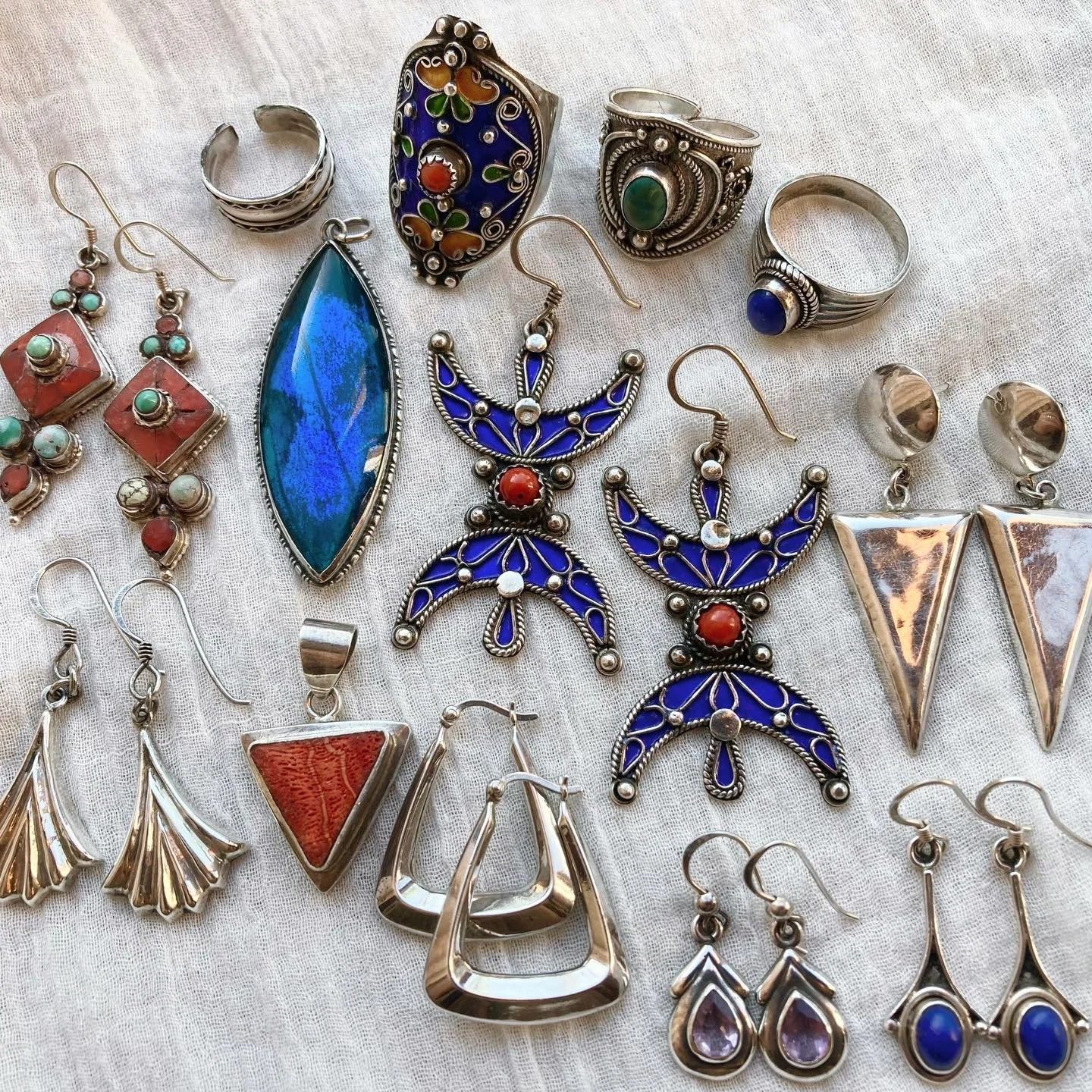 Today&rsquo;s offerings 🌞🦋☁️

A beautiful bunch of handpicked vintage treasures, with a couple of amazing enamelled silver pieces 😍 

Find them all online now! 🌿🌀🌙

#bohemianjewellery #jewelleryinspiration #silverjewellery #vintagejewellery #jo