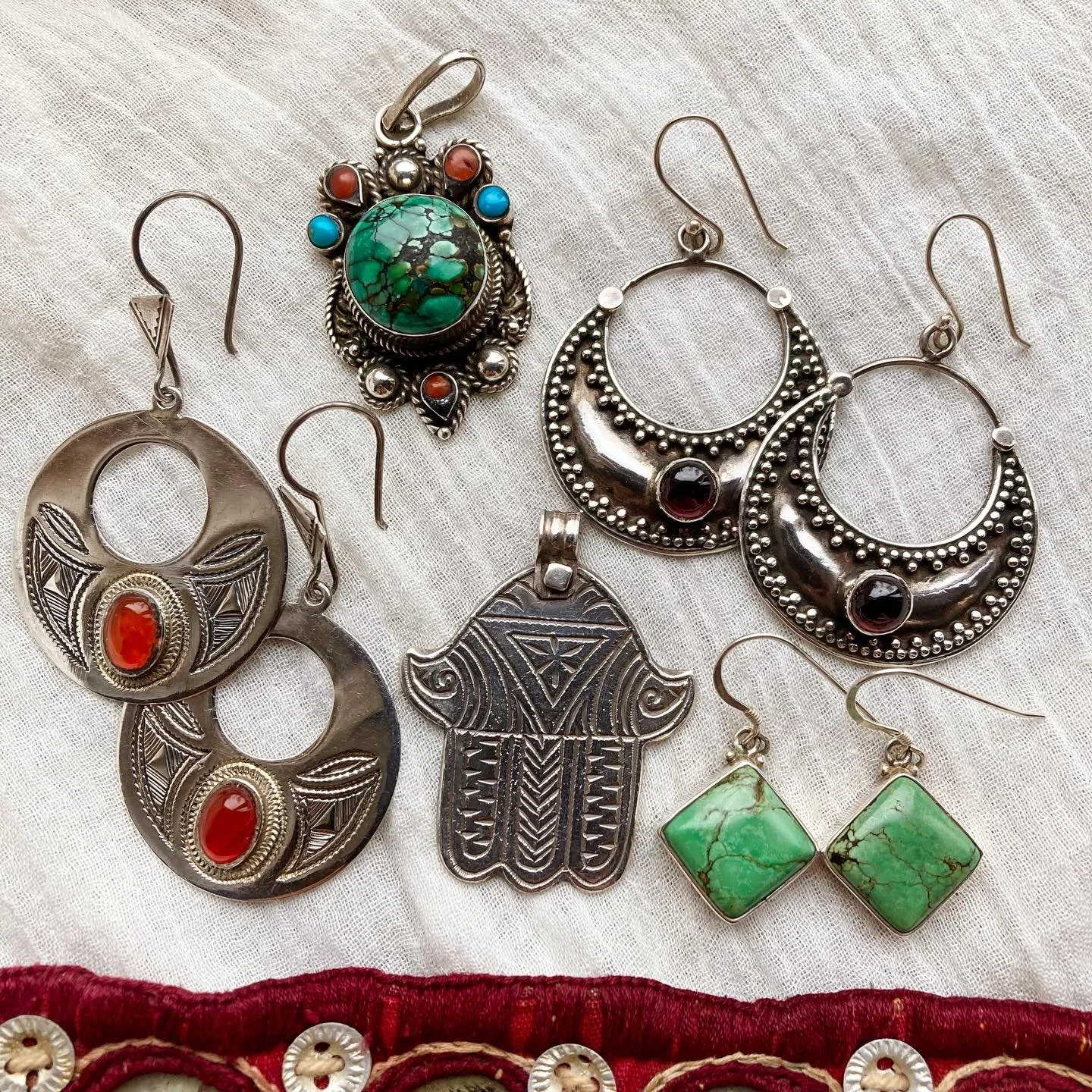 A little handful of extra-special treasures to start the month ~ happy April everyone! 🌷🌼

So excited for the longer, warmer days ahead 🙏🏼

You can find all these beauties online now ~ I hope you like them! &hearts;️✨

#vintagejewellery #bohemian
