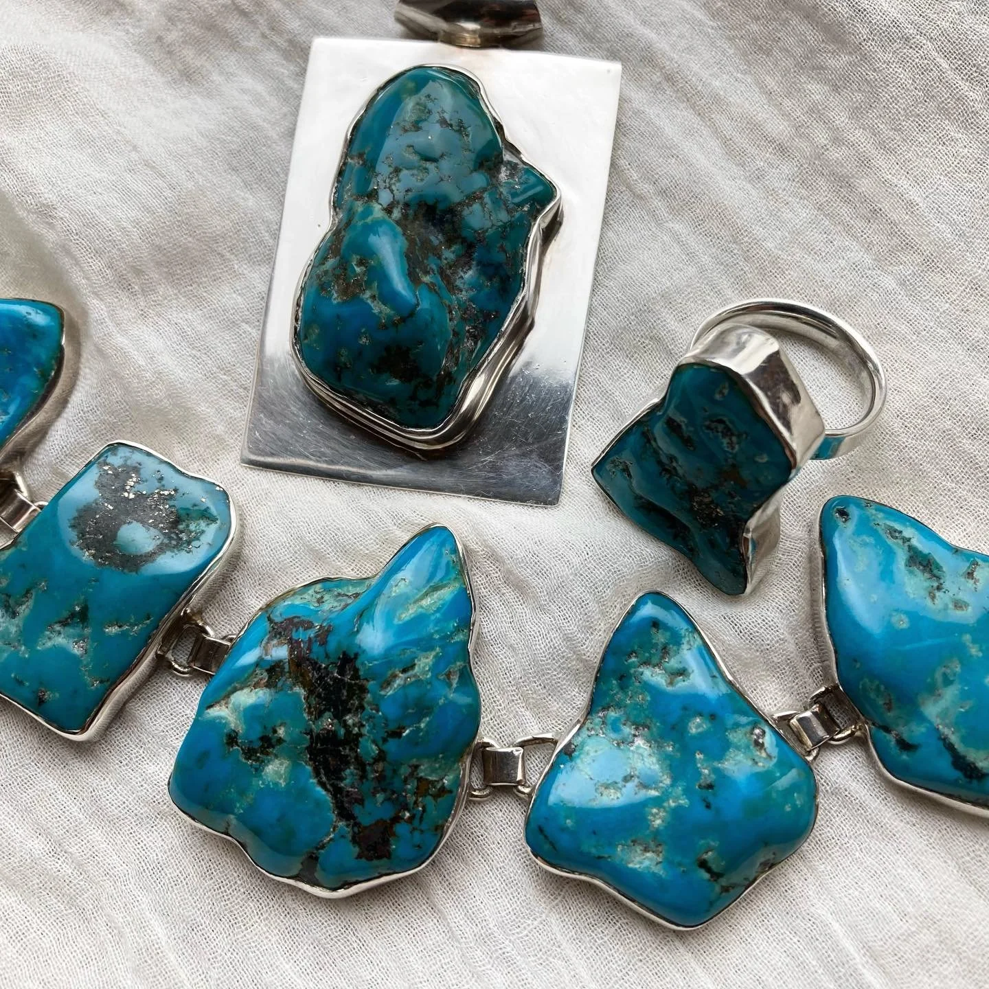 Turquoise of DREAMS just listed 😍😍 

My heart literally skipped a beat when I saw these and immediately pounced on them!! The turquoise is insane 🤤 

Such special and rare statement treasures for all you fellow turquoise lovers out there! 

Availa