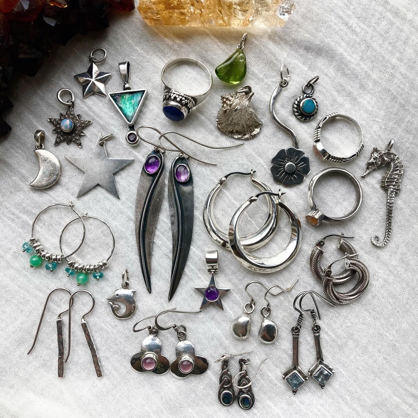 Today&rsquo;s offering of dreamy vintage jewels is now LIVE 🎉 

So many beautiful treasures, all individually handpicked by me with lots of love ~ I always hope you love them just as much as I loved finding them all and gathering them together 🙏🏼&