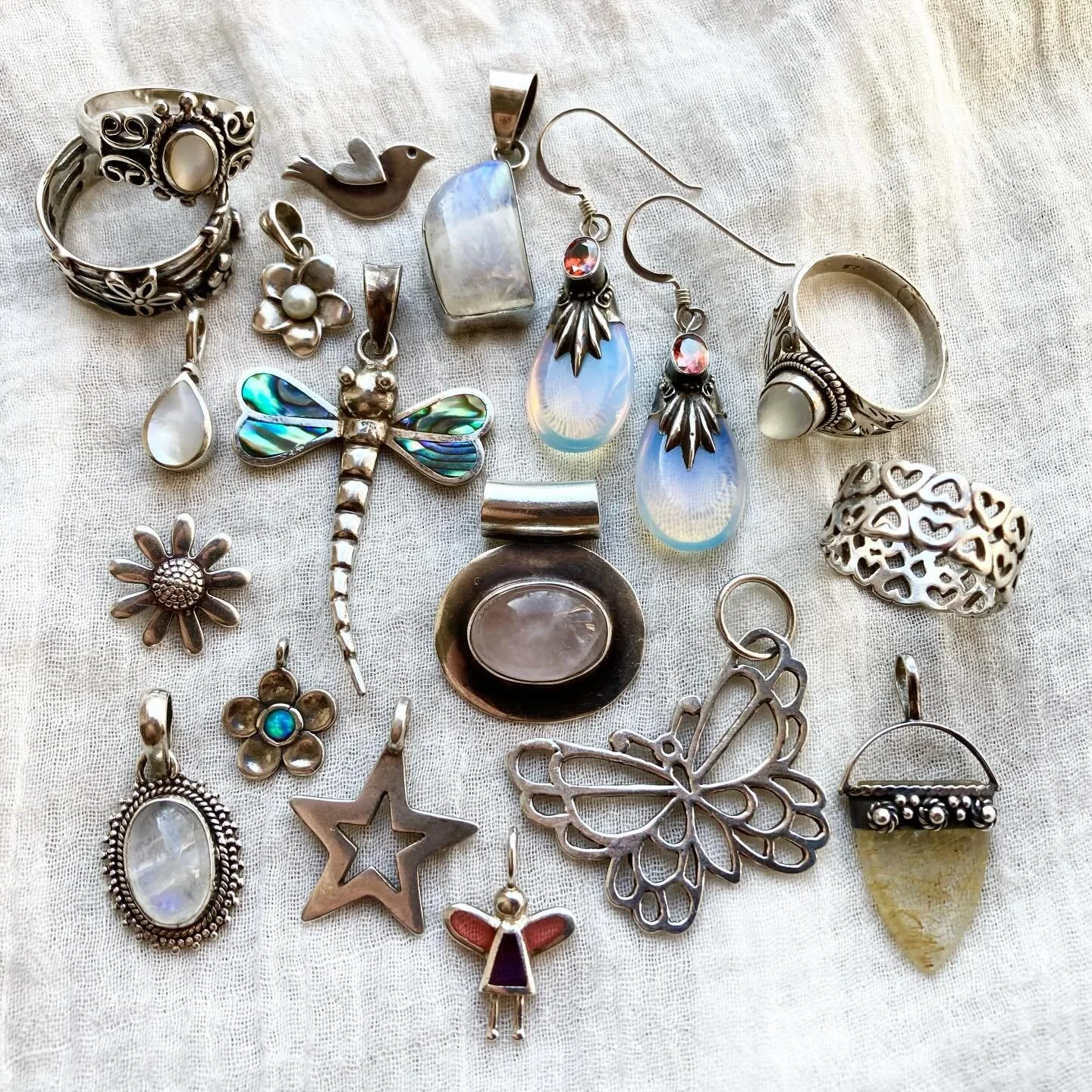 Sunday offerings 🤍

Lots of magical dreamy pieces, perfect for this glorious spring sunshine ☀️ 

Only one of each piece available as always ~ and you can find them all online now! ☁️ 

#fairyaesthetic #dreamyvibes #vintagejewellery #whimsicalstyle 