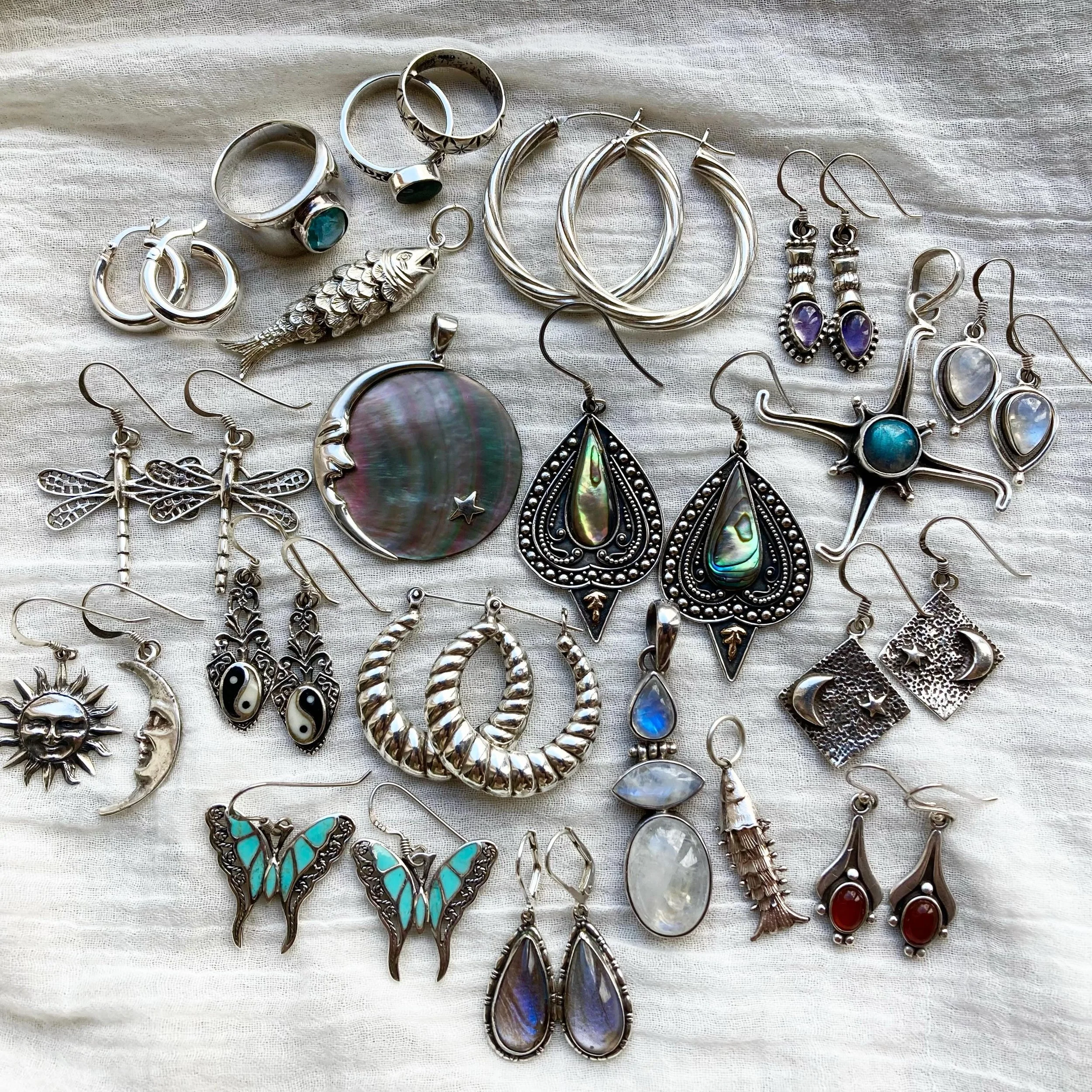 A little surprise Sunday morning collection of some magical dreamy silver treasures 🌝✨☁️

All have been lovingly handpicked as always and are made from 925 sterling silver 🤍

I hope you like them and have a lovely restful weekend! 🌞

#dreamyaesthe