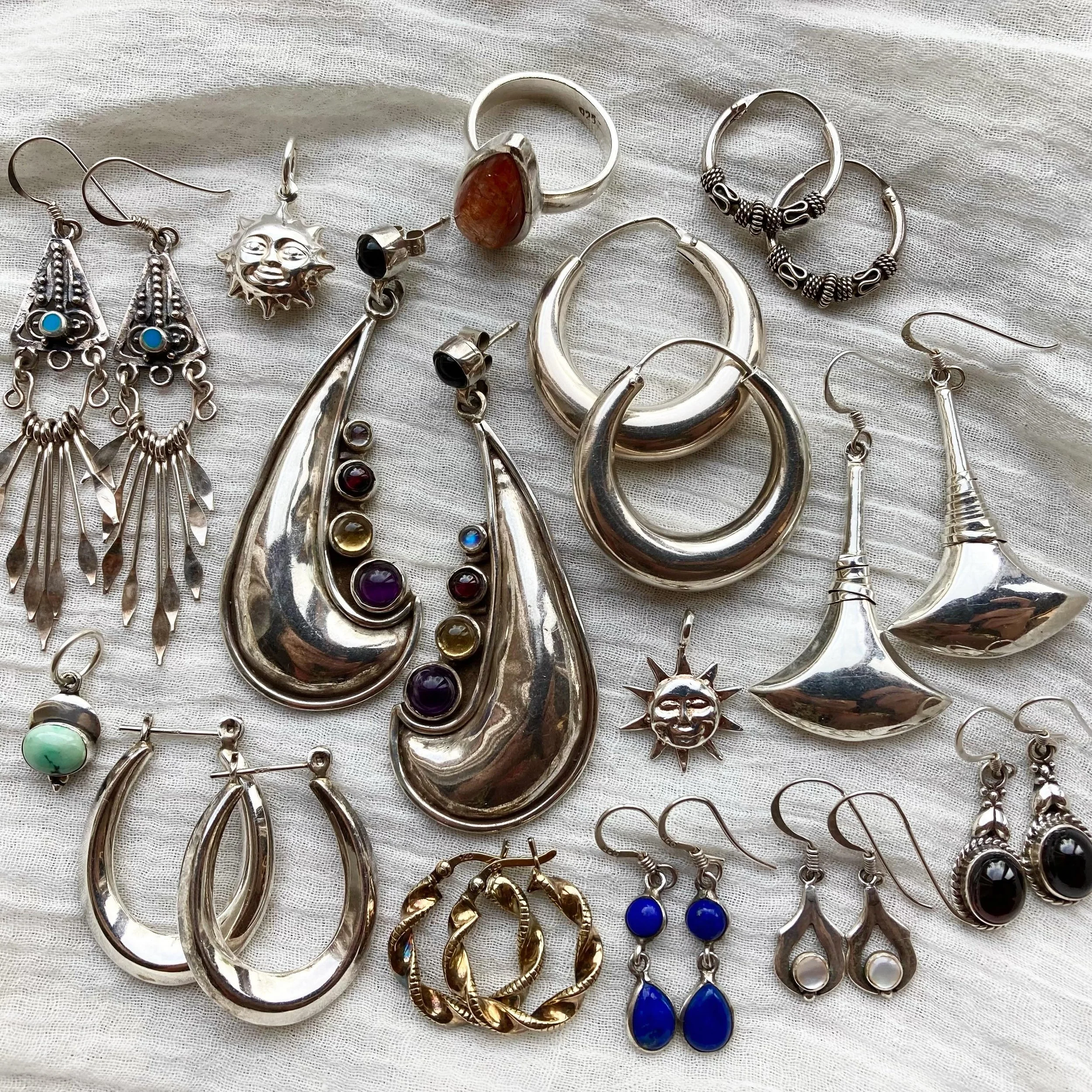 This collection of beautiful vintage silver treasures has just made its way online 🙏🏼✨ I always love tracking these pieces down and sharing them with you all, it brings me so much joy so I really hope you like them too 🤍

All available now! 🦋🌞🌿