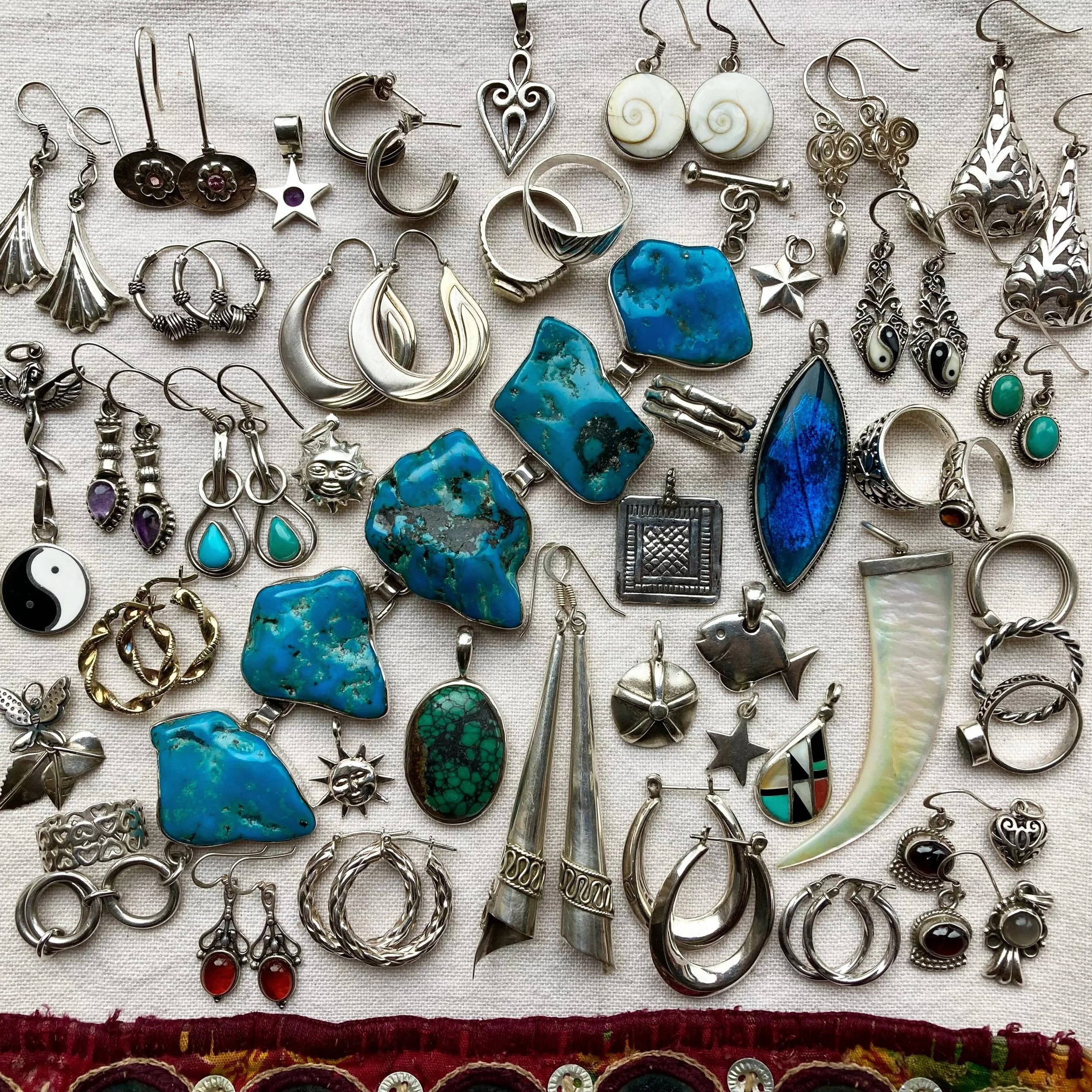 I don&rsquo;t think I&rsquo;ll ever ever get bored of collecting treasures 🤩 All these and so many more ~ available online now! Just one of each available! 🌞🦋🌿

#vintagejewellery #bohemianjewellery #jewellerylovers #jotd #silverjewelry